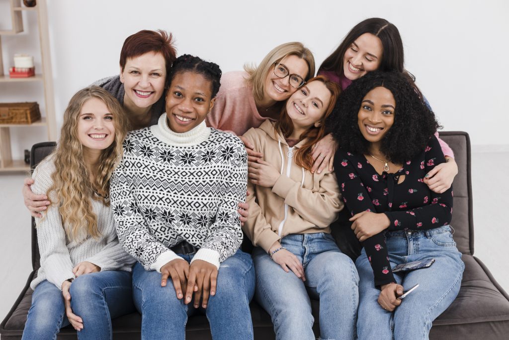 Groupe de femme se tenant